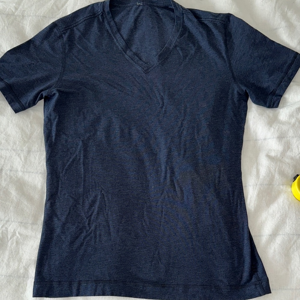 Bundle of TWO men’s Lululemon slim tshirts - M
